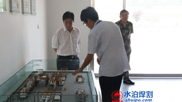 蘇主任聽(tīng)取鑫能鋁廂生產(chǎn)線(xiàn)匯報(bào) 蘇主任聽(tīng)取鑫能鋁廂生產(chǎn)線(xiàn)匯報(bào)