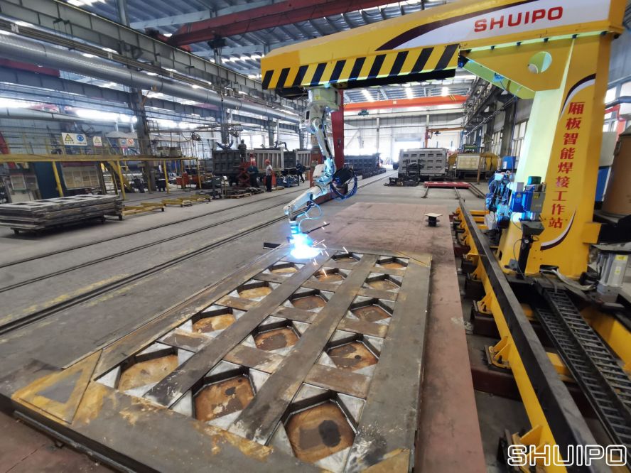 水泊焊割研發(fā)的新一代自卸車(chē)智能焊接機(jī)器人 水泊焊割研發(fā)的新一代自卸車(chē)智能焊接機(jī)器人