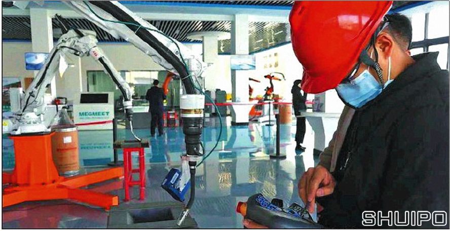 機(jī)器人智能制造展示中心為焊接機(jī)器人調(diào)整參數(shù) 機(jī)器人智能制造展示中心為焊接機(jī)器人調(diào)整參數(shù)