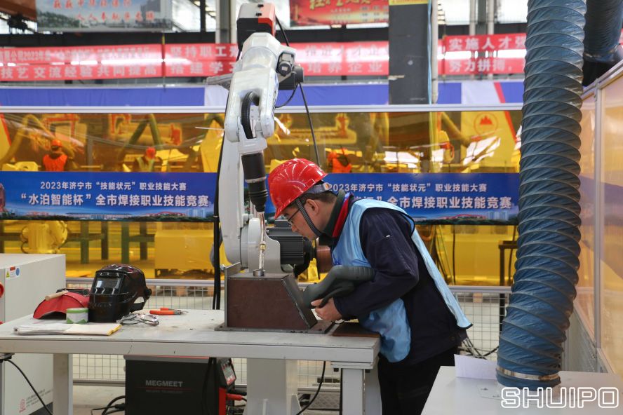 6.機(jī)器人焊接.JPG 6.機(jī)器人焊接.JPG